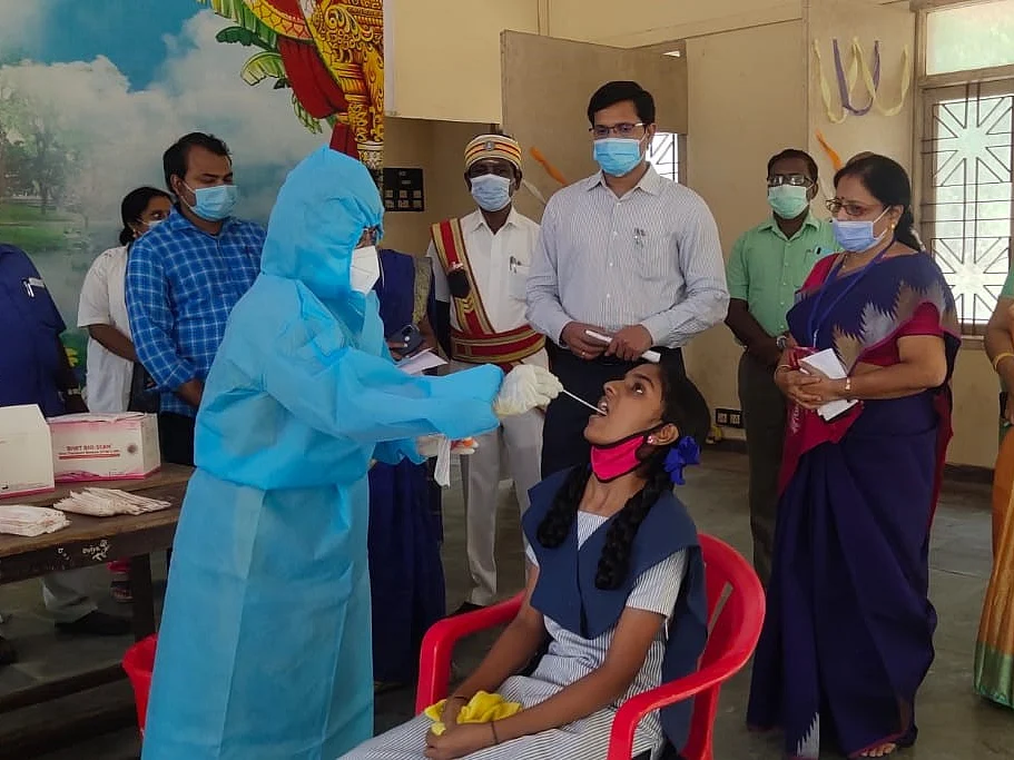 தஞ்சை: பள்ளி மாணவர்கள், ஆசிரியர்களுக்கு அதிகரித்த கொரோனா பாதிப்பு! - கலக்கத்தில் பெற்றோர்கள்