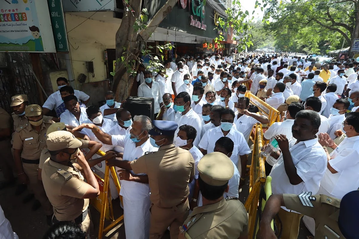 அ.தி.மு.க வேட்பாளர் நேர்காணல்