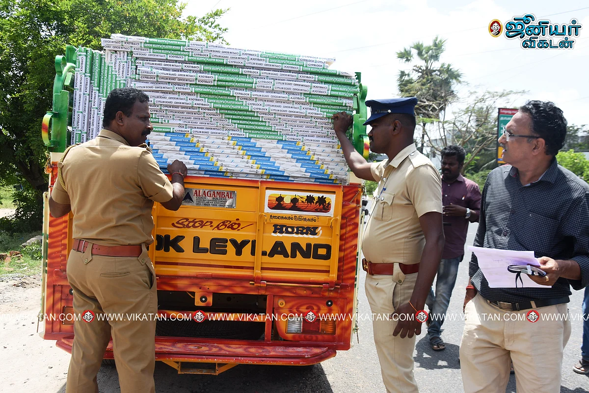 வாகனங்களை சோதனை செய்யும் தேர்தல் அதிகாரிகள்