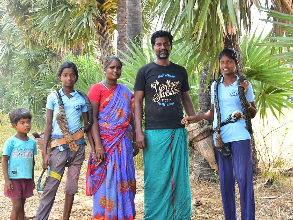 ஒவ்வொரு மரமும் எங்களுக்கு உசுரு! - பனை ஏறும் சகோதரிகள்