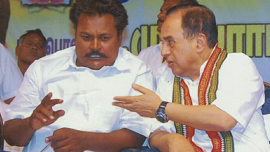 சுப்ரமணியன் சுவாமியுடன் சசிக்குமார்