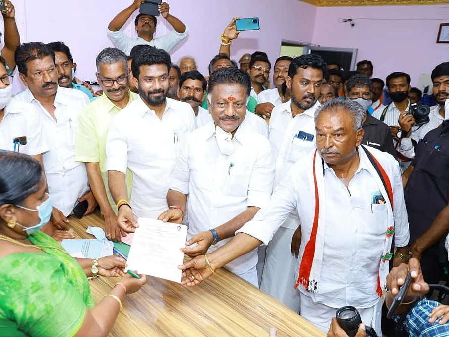 விகடன் செய்தி எதிரொலி : ஓ.பி.எஸ் உடன் வேட்புமனு தாக்கல் செய்ய வந்த 8 பேர் மீது வழக்குப் பதிவு!