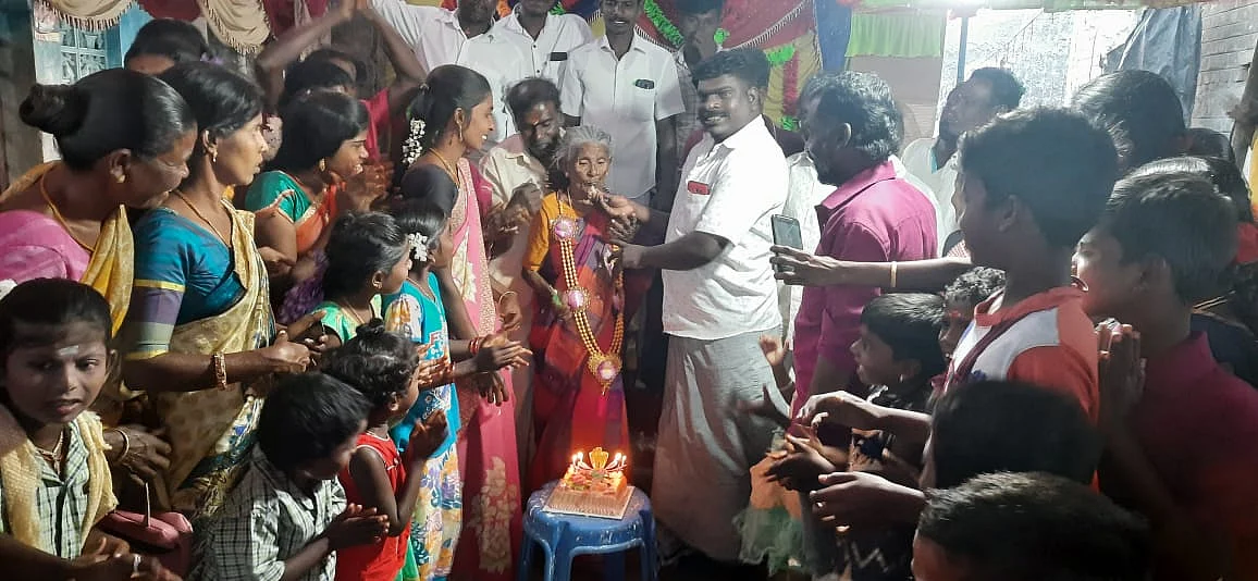 பிறந்தநாளை கொண்டாடிய பாட்டி