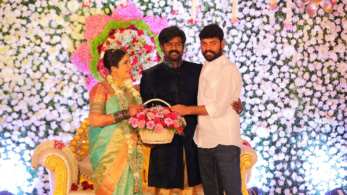 ரகசியத் திருமணம்... ஊரறிய வளைகாப்பு... செம மகிழ்ச்சியில் ஆர்.கே.சுரேஷ்! #SpecialAlbum