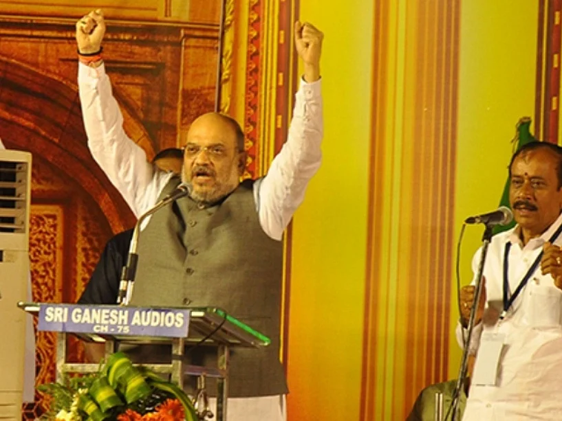 தவறாக மொழிபெயர்த்த ஹெச்.ராஜா - மேடையிலேயே அமித் ஷா சுட்டிக்காட்டியதால் எழுந்த சிரிப்பலை