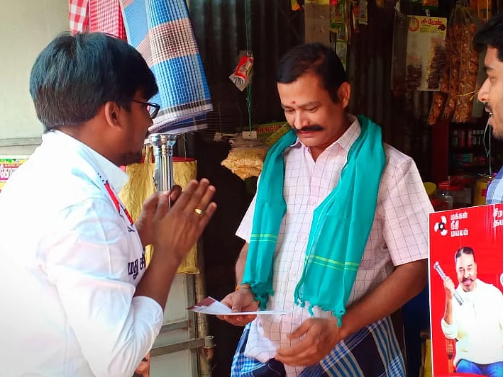 தேனி: `உங்கள் வீட்டு விசேஷம்’ ; பச்சைத்துண்டுடன் அழைப்பிதழ்! - கவனம் ஈர்க்கும் ம.நீ.ம வேட்பாளர்