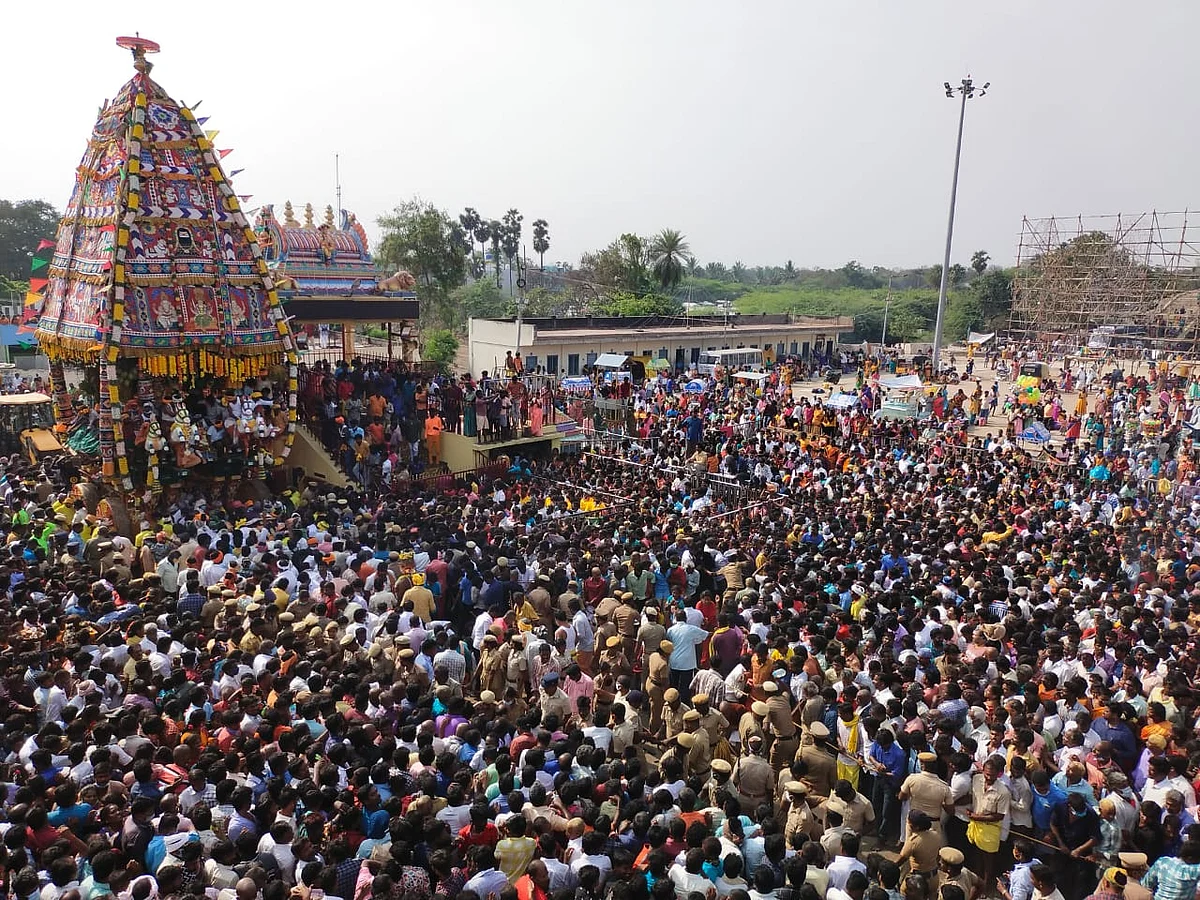 மேல்மலையனூர்: அங்காள பரமேஸ்வரியாகக் காட்சியளித்த அம்மன்... களைகட்டிய தேர்த் திருவிழா!