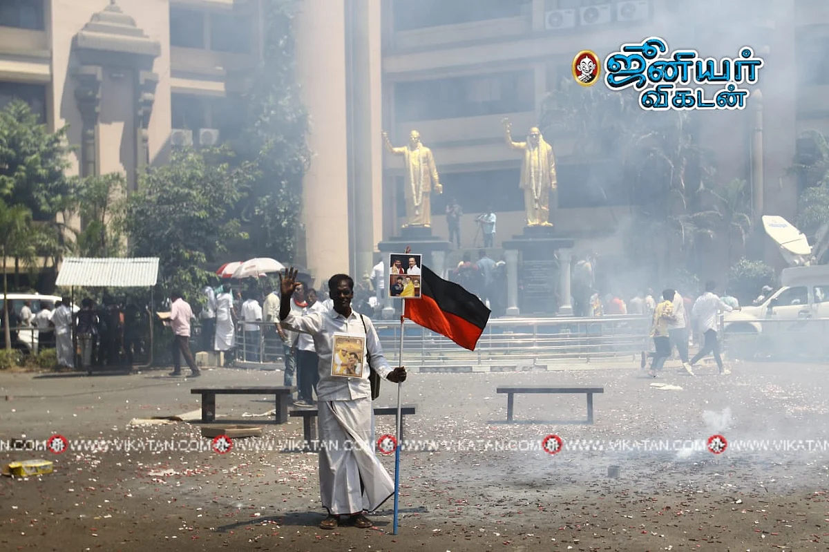 தி.மு.க வேட்பாளர் பட்டியல் வெளியிட்டதையடுத்து தொண்டர்கள் பட்டாசு வெடித்து கொண்டாடினர்.