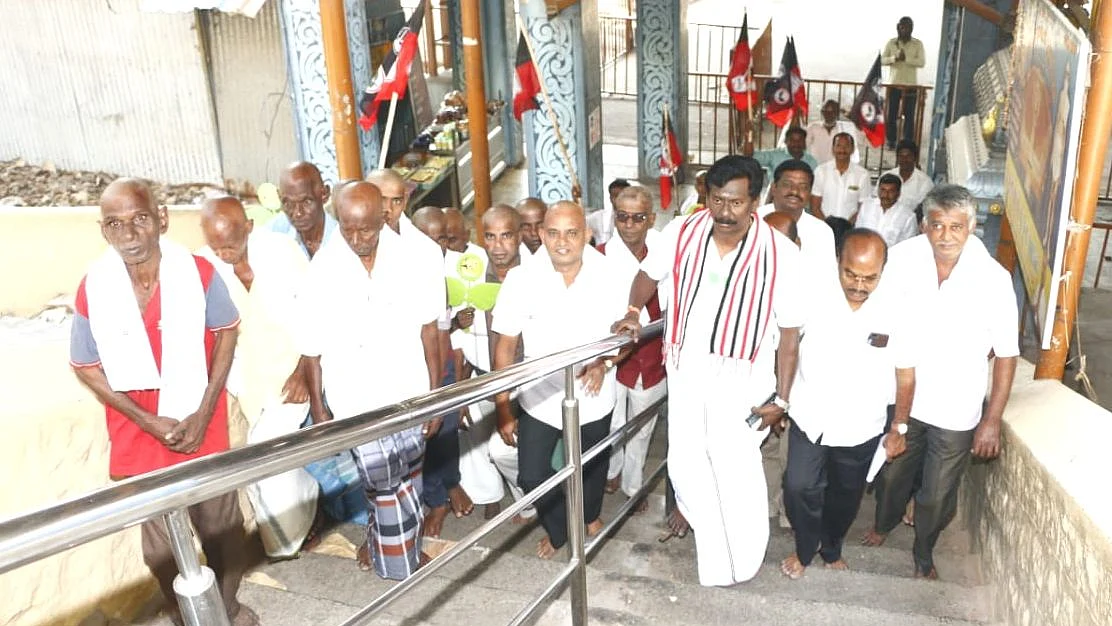 மொட்டை அடித்துக்கொண்ட தொண்டர்கள்