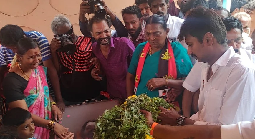 உதயநிதி ஸ்டாலின் அஞ்சலி