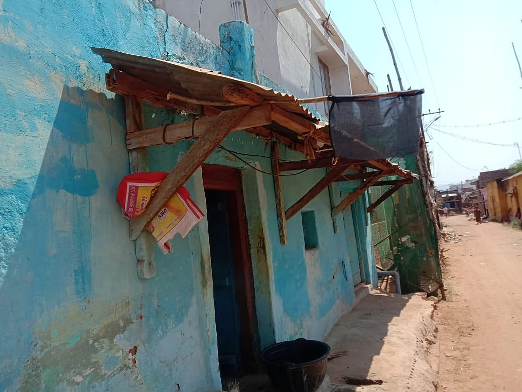 வீடுகளில் கறுப்புக்கொடி