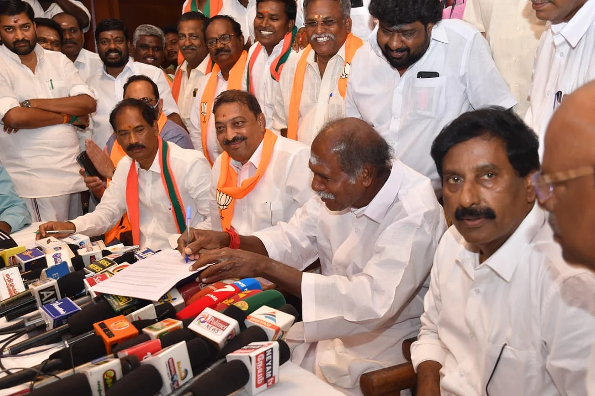 தொகுதிப் பங்கீட்டில் கையெழுத்து போடும் ரங்கசாமி