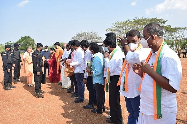 யோகி அதித்யநாத்துக்கு வரவேற்பு