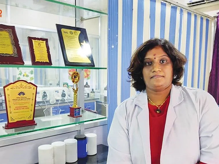 கல்லூரி ஆசிரியர் டு மருந்து தயாரிப்பு பிசினஸ்... கலக்கும் பெண்மணி!
