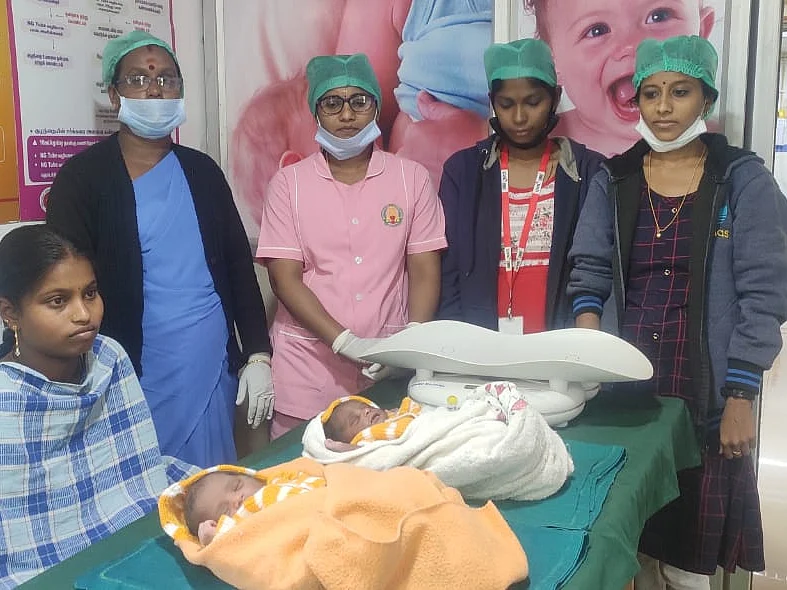 சமயோஜிதமாகச் செயல்பட்ட 108 ஆம்புலன்ஸ் ஊழியர்கள்... பிறந்த இரட்டைப் பெண் குழந்தைகள்!
