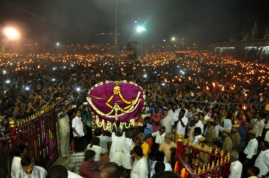 தீபம் காட்டும் பக்தர்கள்