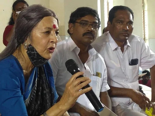 செய்தியாளர்களிடம் பேசும் பிருந்தா காரத்