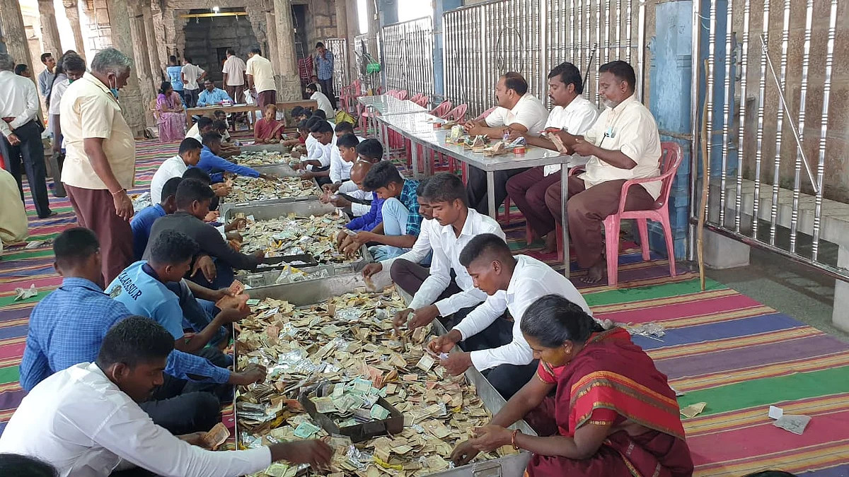 உண்டியல் காணிக்கை எண்ணும் பணியில் ஊழியர்கள்