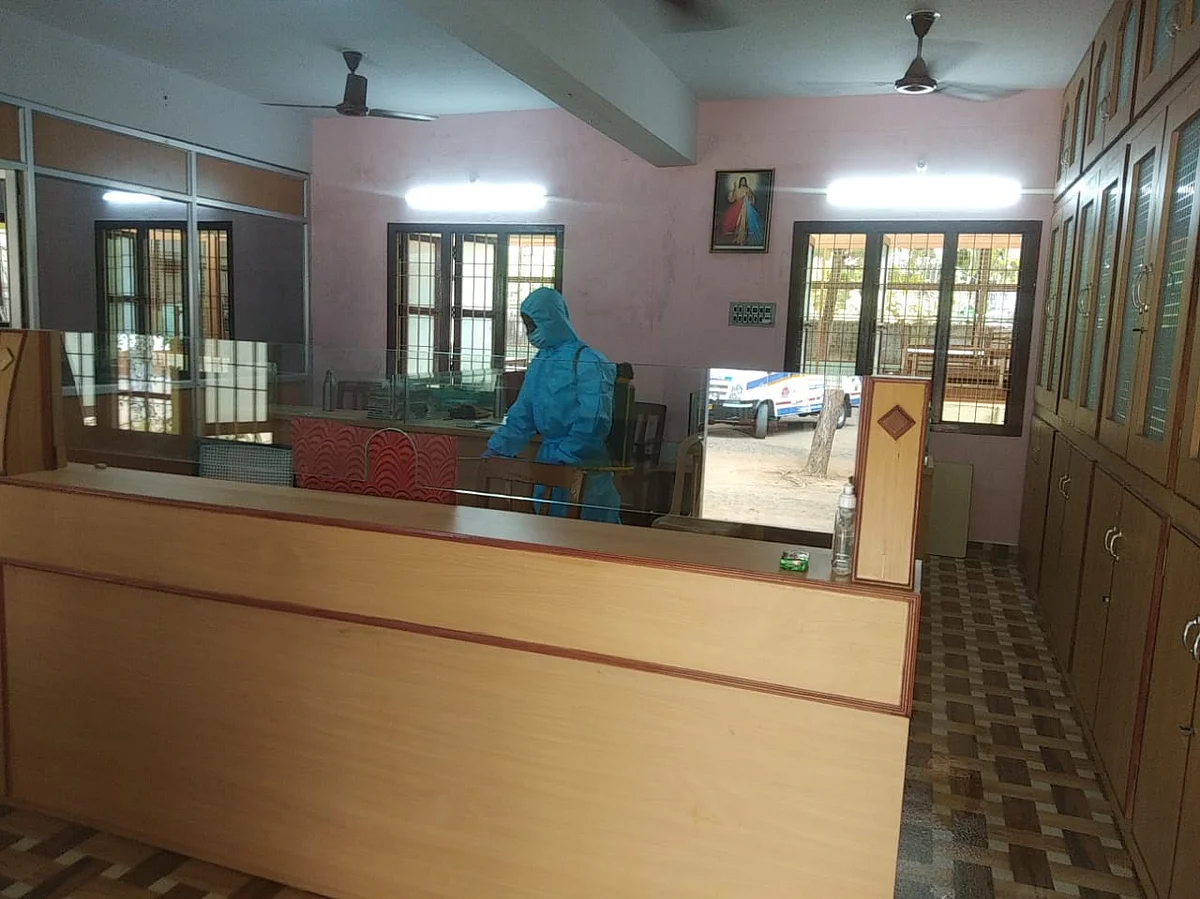 கொரோனா கட்டுப்படுத்த கிருமி நாசினி தெளித்தல்