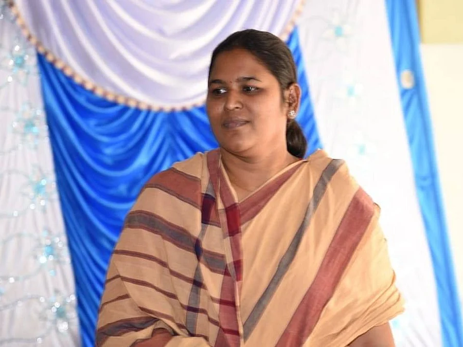 ``எங்களைக் கண்காணிக்கிறார்கள் என்பது அச்சுறுத்தலாக உள்ளது!" - பொள்ளாச்சி தேர்தல் களத்தில் சபரிமாலா