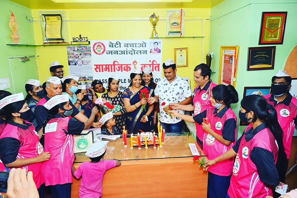 பெண் குழந்தை பிறந்தால் பிரசவ கட்டணம் இலவசம்! - புனே டாக்டரின் அக்கறை