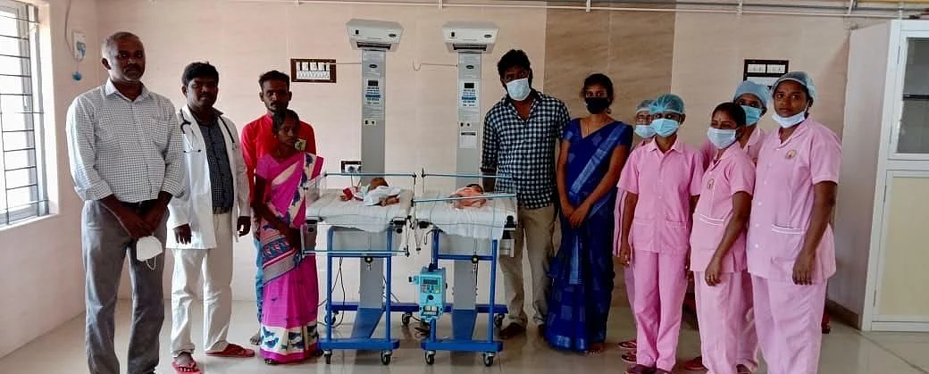 குழந்தைகளுடன் மருத்துவர்கள்