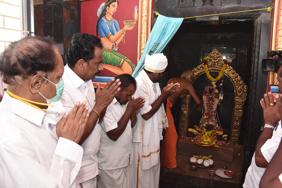 சாமி கும்பிடும் எம்.ஆர்.விஜயபாஸ்கர்