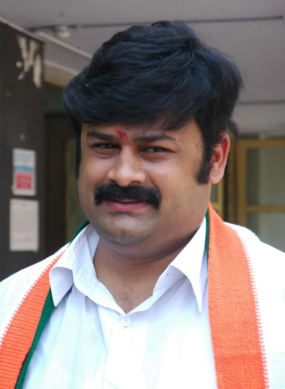 கமலைக் குறிவைத்த ரெய்டு முதல் சசிகலாவுக்குத் தூதுவிட்ட தி.மு.க வேட்பாளர் வரை! - கழுகார் அப்டேட்ஸ்