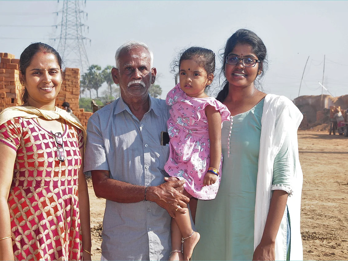 சுமப்பது செங்கற்களை மட்டுமல்ல; அப்பாவின் கனவுகளையும்தான்! - ஸ்ரீலட்சுமி ஸ்ரீதரன்
