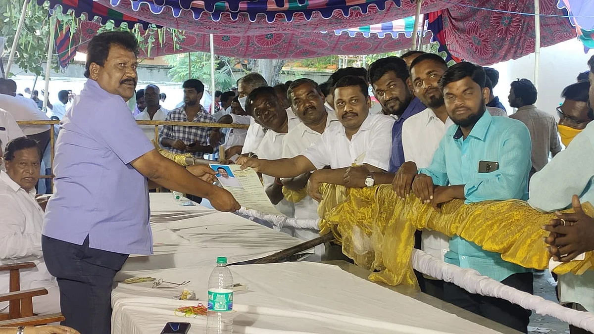 விருப்ப மனு அளித்த நரேந்திரன்