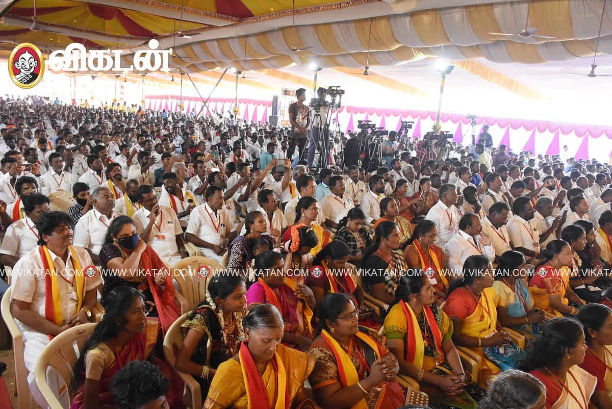 கூட்டத்தில் கலந்துகொண்ட தொண்டர்கள்
