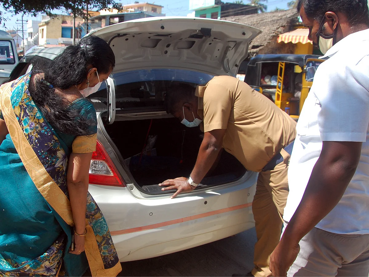 பறக்கும் படையா... பறிக்கும் படையா?