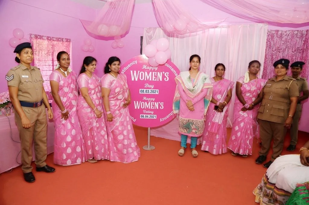 அலுவலர்களுடன் ப்ரீத்தி பார்கவி