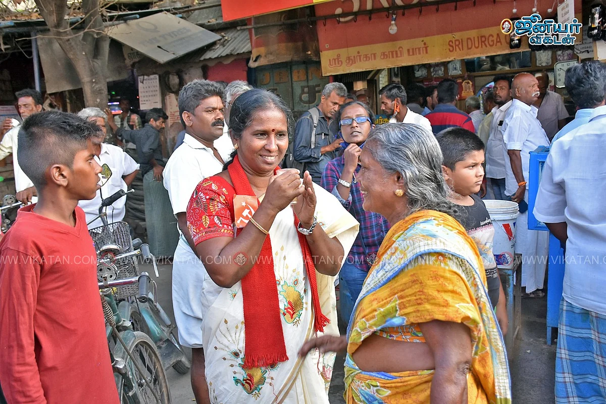மக்களிடம் வாக்கு கேட்கிறார்