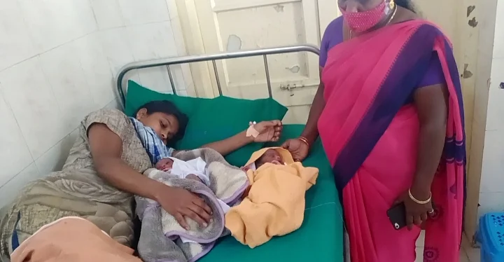 இரட்டை பெண் குழந்தைகள்