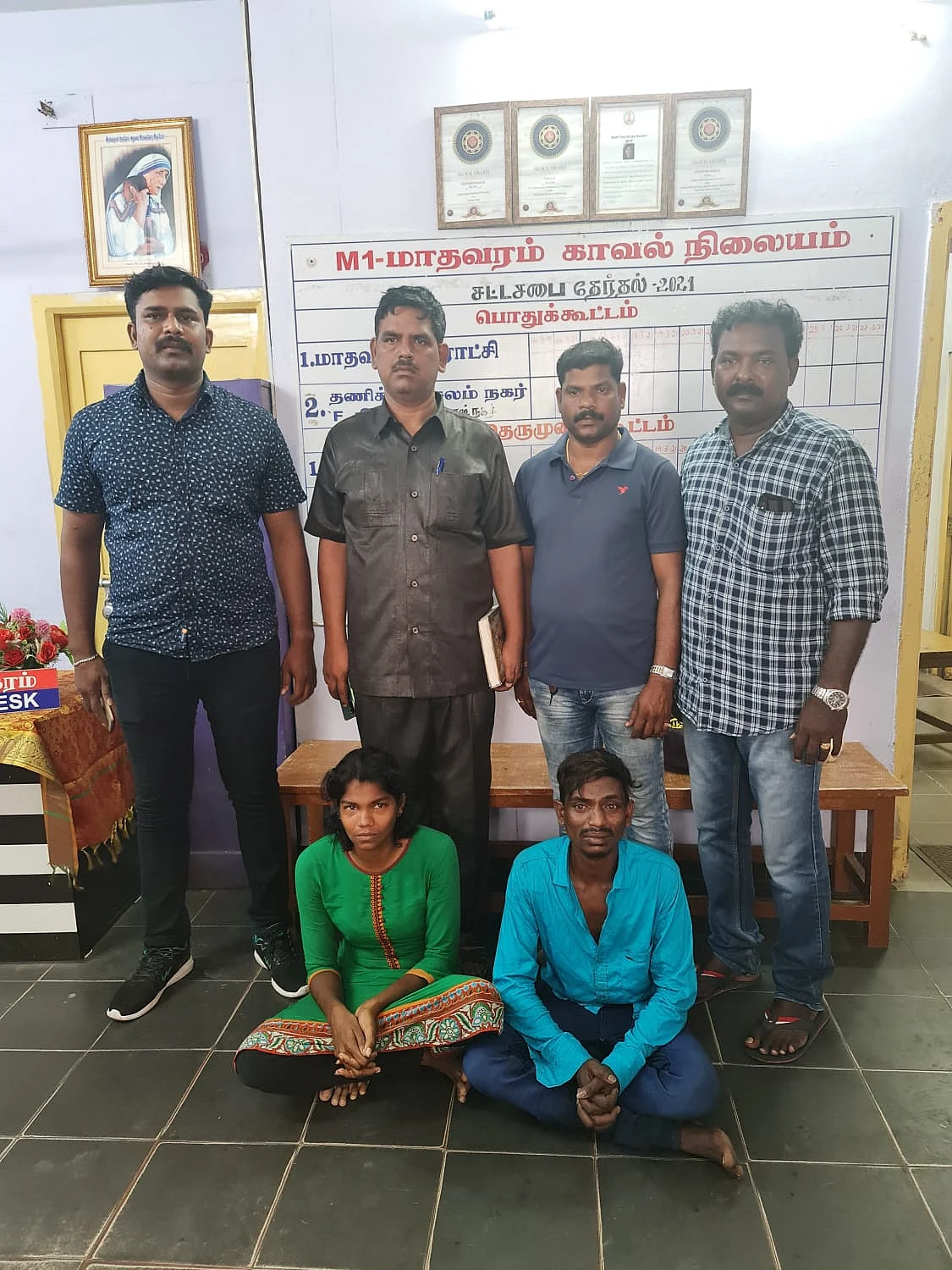 கைதானவர்களுடன் போலீஸ் இன்ஸ்பெக்டர் கிருஷ்ணமூர்த்தி மற்றும் போலீஸார்