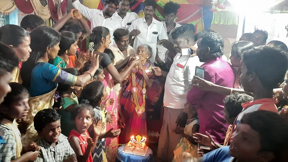 பிறந்தநாளை கொண்டாடிய மூதாட்டி