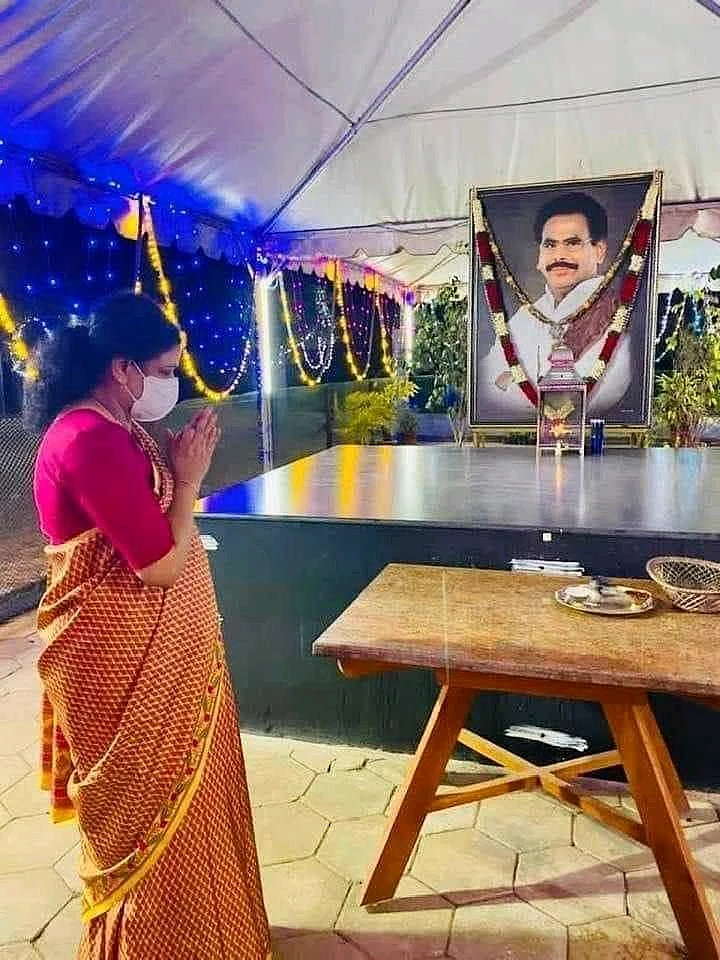 கணவர் சமாதியில் சசிகலா