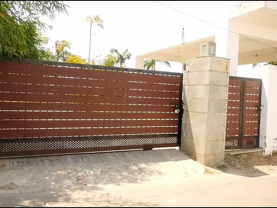சென்னை: வெளியில் பூட்டு; உள்ளே ஆபாச நடனம் - சுவர் ஏறிக் குதித்து நடவடிக்கை எடுத்த போலீஸ்!