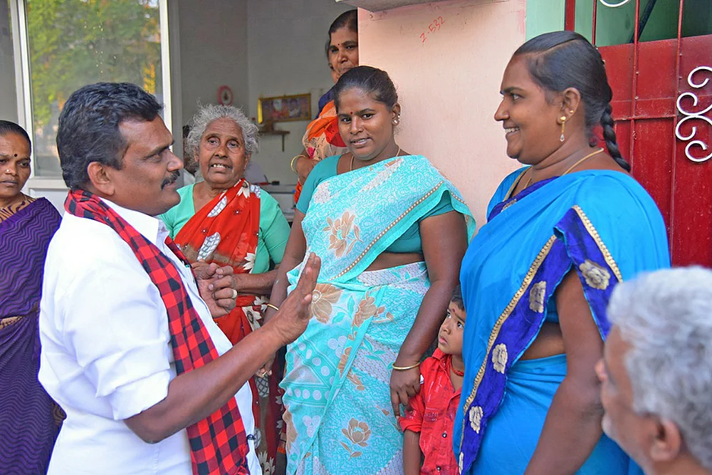 பன்னீரிடம் 75,000 கோடி பணம் இருக்கு! - போட்டுத் தாக்கும் தங்க தமிழ்ச்செல்வன்