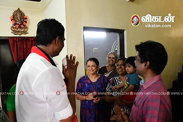 வாக்காளர்கள் வீடு தேடிச் செல்லும் வேட்பாளர்