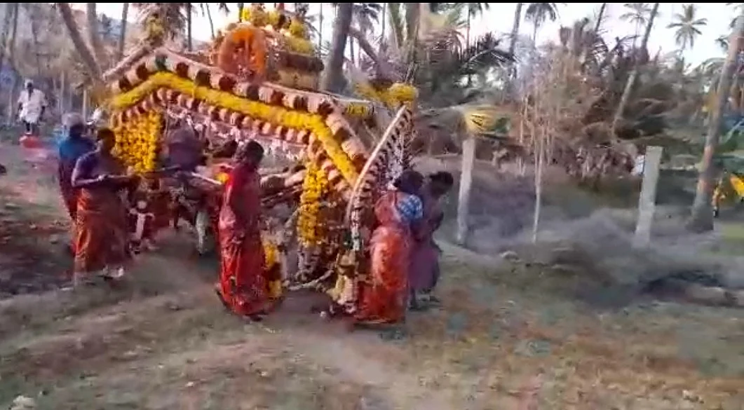 தேரைத் தூக்கும் பெண்கள்