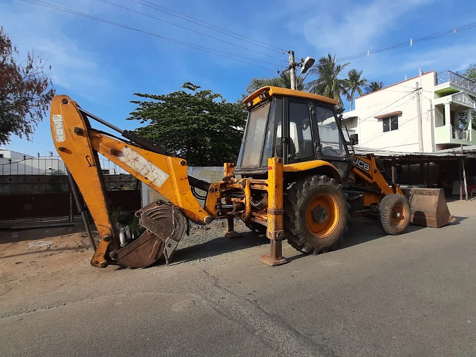 கரூர்: திருடு போன ஜே.சி.பி இயந்திரம்... டீசல் தீர்ந்ததால் சிக்கிய திருடன்!
