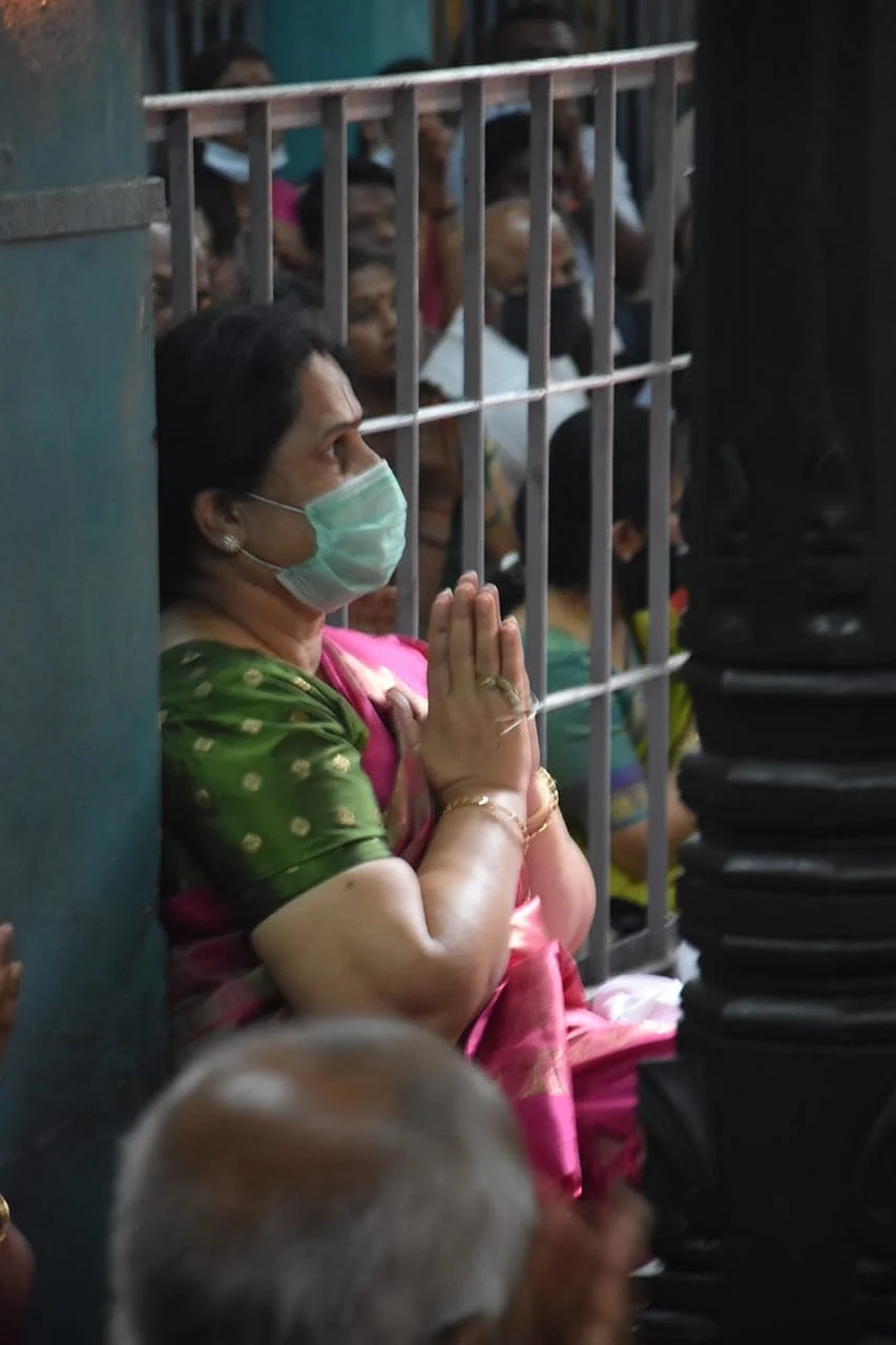 கோயில் பூஜையில் ராதா