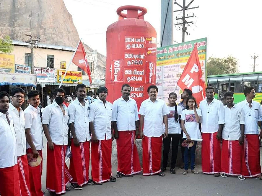 மதுரை : பிரமாண்ட காஸ் சிலிண்டர் வைத்து தேர்தல் பரப்புரை - கவனத்தை ஈர்க்கும் மார்க்சிஸ்ட் வேட்பாளர்