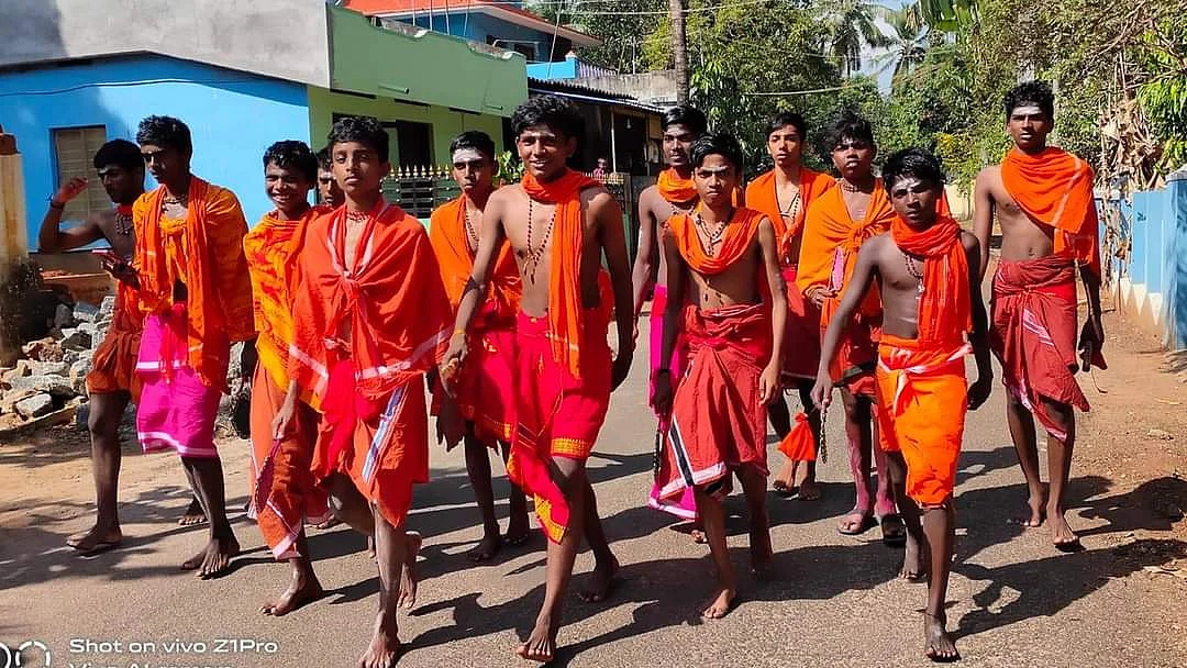 சிவாலய ஓட்டம் செல்லும் பக்தர்கள்