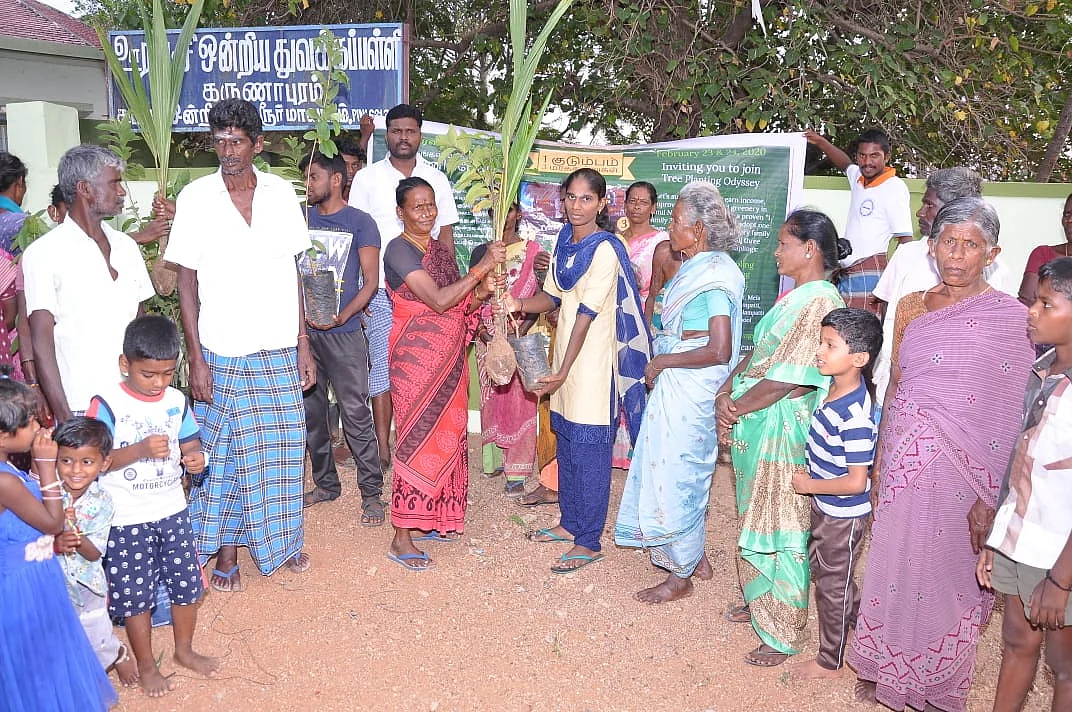 மரக்கன்றுகள் வழங்கும் நிகழ்ச்சி