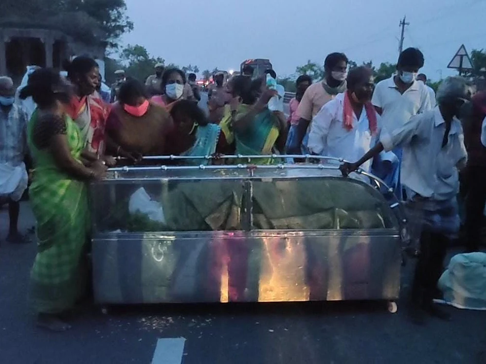 விழுப்புரத்தில் வட்டாட்சியர் வாகனம் மோதி பறிபோன மாணவியின் உயிர்; சாலை மறியலில் ஈடுபட்ட உறவினர்கள் !