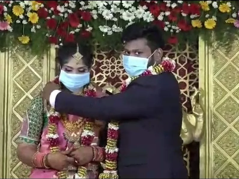 கரூர்: `அரசு சொல்றத கேளுங்க!' - ஊரடங்கில் கட்டுப்பாடுகளுடன் நடந்த காதல் திருமணம்