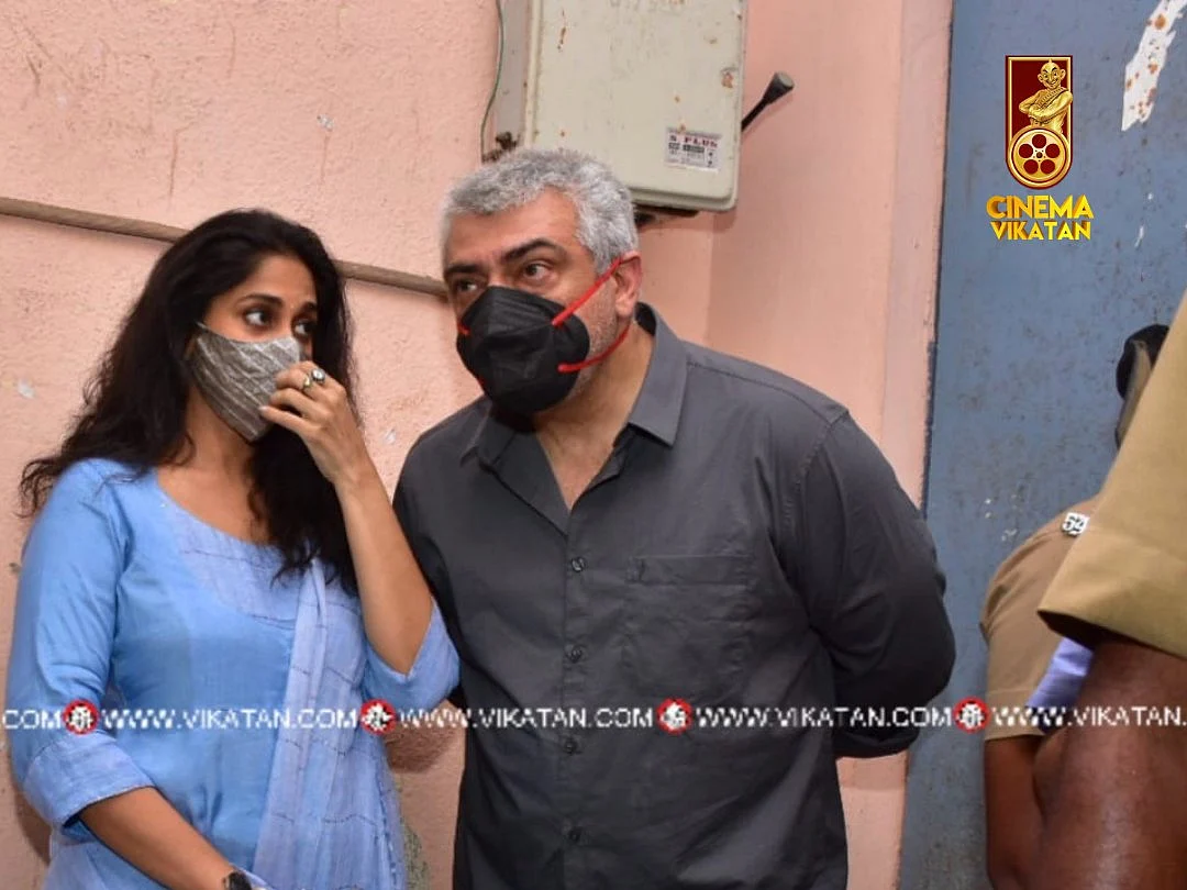 நடிகர் அஜித் குமார் தமது மனைவி ஷாலினியுடன் வாக்களித்தார்